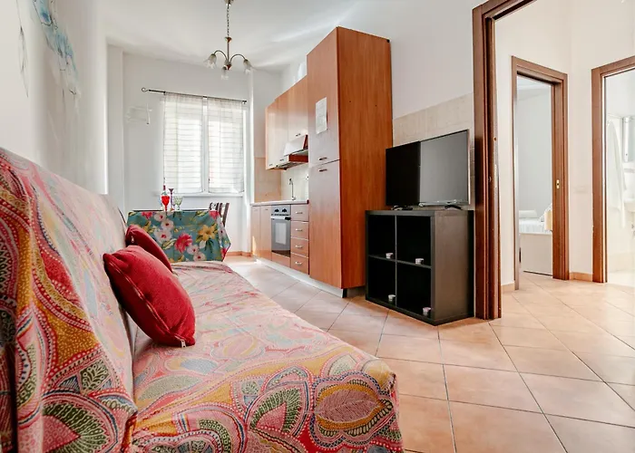 Spacious Bright Family Apartment Near Trastevere Station Up 7 Guests